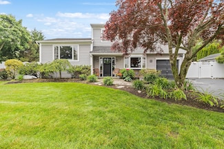 8 Arlene St, Farmingville, NY 11738