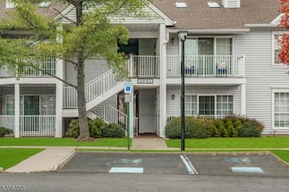 37 Chelsea Ct, Franklin Park, NJ 08823