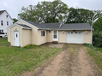 18 Cedar St SE, New London, MN 56273