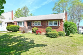 355 N Iowa Ave, Massapequa, NY 11758