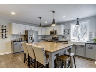 456 Tanglewood Dr, Saint Paul, MN 55126