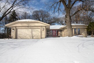 904 Woodlawn Ct, Burnsville, MN 55337