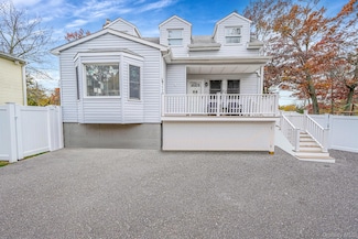 4 Willow Rd, Rocky Point, NY 11778