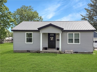 112 NW 4th St, Casey, IL 62420