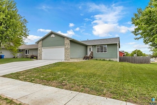 618 Perry Ln, Harrisburg, SD 57032