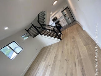 28 Davis Ct Unit 28, Staten Island, NY 10310