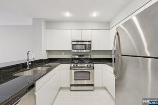 302 Nelson Ct Unit C0302, Edgewater, NJ 07020