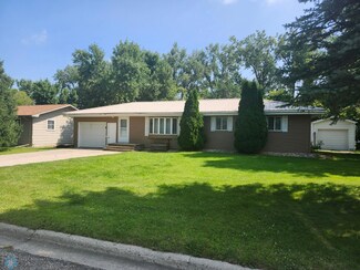 158 Maplewood Dr, Gwinner, ND 58040