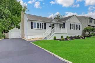 31 Tappan Ave, Babylon, NY 11702