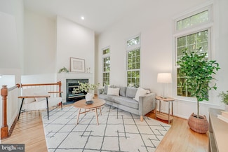 2426 N Hampton Dr, Alexandria, VA 22311