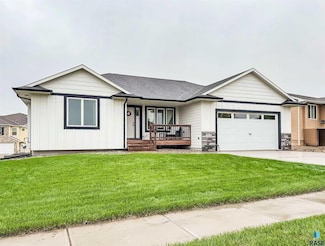 712 Trojan Ave, Hartford, SD 57033