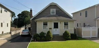 274 N Michigan Ave, Massapequa, NY 11758