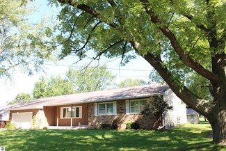 902 Riverview Dr, Alma, MI 48801