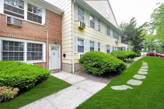 615 Towne House Village Unit 615, Hauppauge, NY 11749