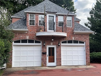 11 Admiral Kalbfus Rd, Newport, RI 02840