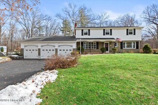 36 Hemlock Dr, Clifton Park, NY 12065