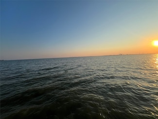 2514 Bay Oaks Harbor Dr, Baytown, TX 77523