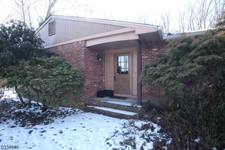 2 Spring Hill Rd, Annandale, NJ 08801