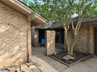 4242 Honey Oaks Dr, Seabrook, TX 77586