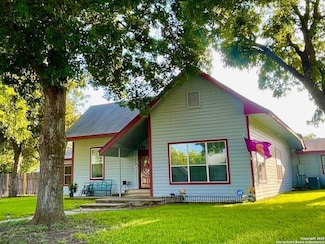 205 S San Antonio St, Sabinal, TX 78881