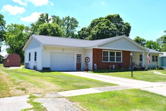 521 W State St, Lovington, IL 61937