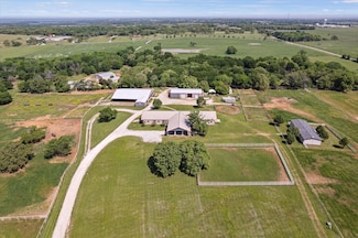 9979 Oak Creek Dr, Pilot Point, TX 76258