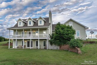 1745 Cottonwood Dr, Bennington, KS 67422