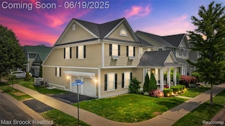 2015 Harbor Village Ave, Keego Harbor, MI 48320