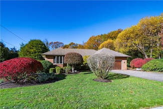 40 Phenix Ridge Dr, Cranston, RI 02921