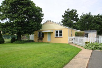 15 Locust St, Cliffwood, NJ 07721