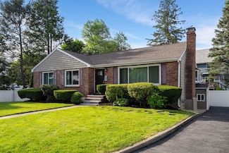56 Beach St, Woburn, MA 01801