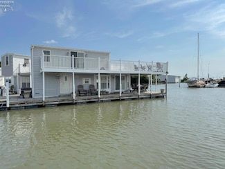 1805 W Lakeshore Dr, Port Clinton, OH 43452