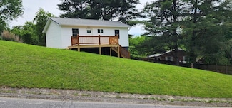 232 Overlook Dr, Chilhowie, VA 24319