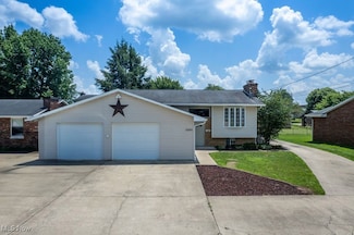 1565 Lois St, Belpre, OH 45714
