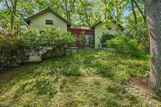9 Upland Way, Verona, NJ 07044