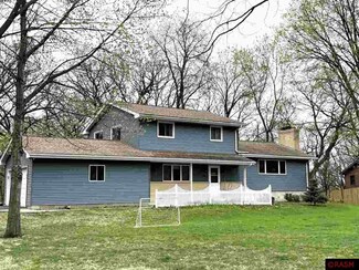 86 Roslyn Rd, New Ulm, MN 56073
