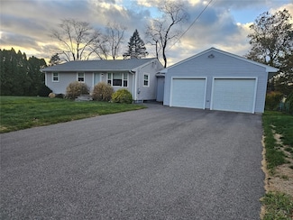 75 Buckwheat Ave, Portsmouth, RI 02871