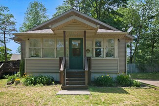 104 Elm Ln, Holland, MI 49424