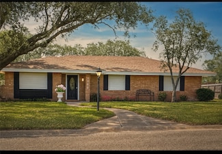 1109 Adeline St, Sinton, TX 78387