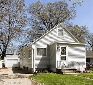 2265 Maddy Ln, Keego Harbor, MI 48320