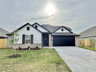426 S Benchmark Ln, Fayetteville, AR 72704