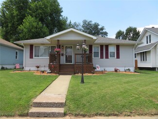 560 Leslie Ave, Wood River, IL 62095
