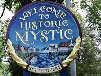 17 Heather Glen Ln, Mystic, CT 06355