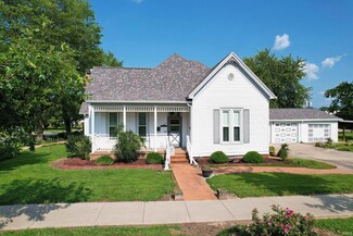 214 5th St, Carmi, IL 62821