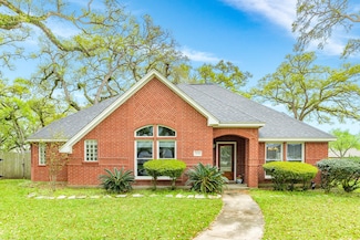 604 Enchanted Oaks Dr, Angleton, TX 77515