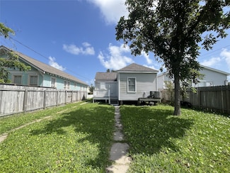 3424 Avenue R 1 2, Galveston, TX 77550
