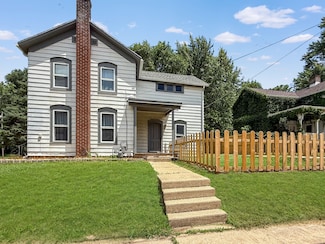 821 W Douglas St, Freeport, IL 61032