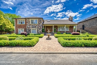 30 Arbutus Way, Staten Island, NY 10312