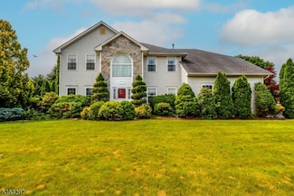 8 Staudt Ct, Somerset, NJ 08873