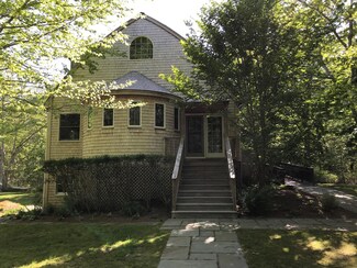 26 Stonewood Ln, Vineyard Haven, MA 02568